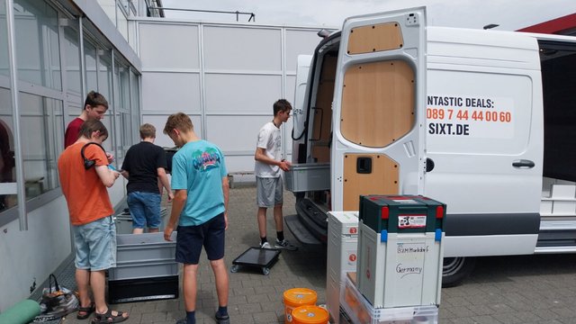 EInpacker Roboter AG zur EM Wien - beladen des Sprinters