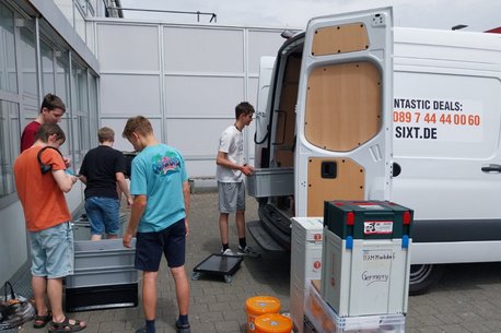 EInpacker Roboter AG zur EM Wien - beladen des Sprinters