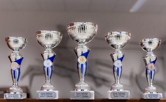 Bild der gewonnnenen Pokale des Robotics Wettbewerb Weil-der-Stadt.